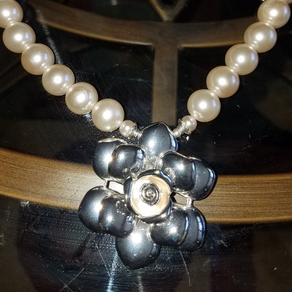 Pearl necklace and silver flower - Picture 3 of 3